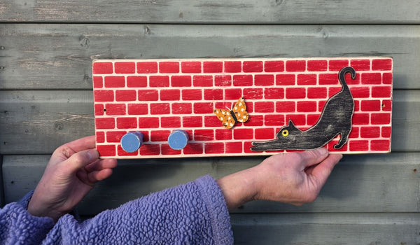 WALL ART HANGER FOR CAT LEADS