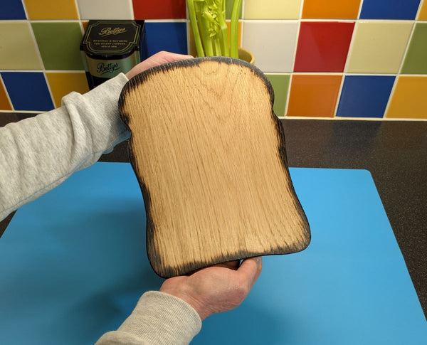 'TOAST-STYLE OAK' SERVING BOARD (with burnt edge) – MEDIUM